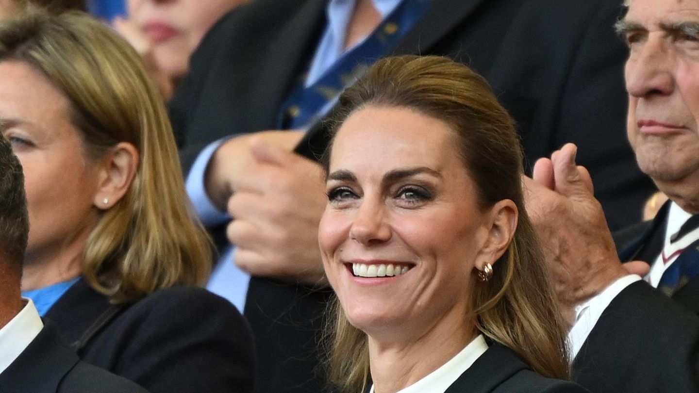 Katerina, Princesha e Uellsit: Katerina me flokët e saj përsëri shkakton një lojë konfuzioni gjatë rugby