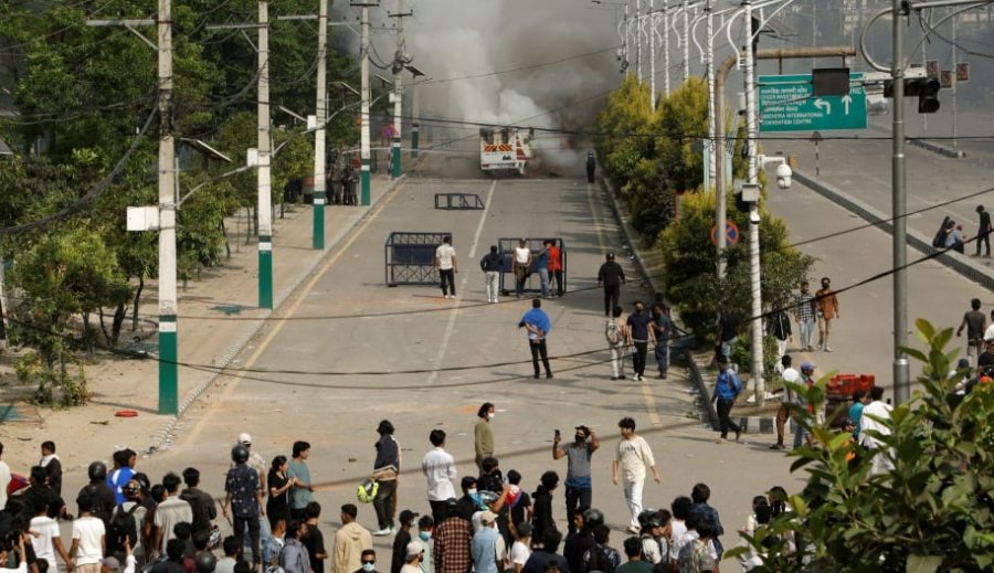 Përgjaket protesta në Nepal, 14 të vrarë në revoltën kundër ndalimit të platformave Facebook e Youtube