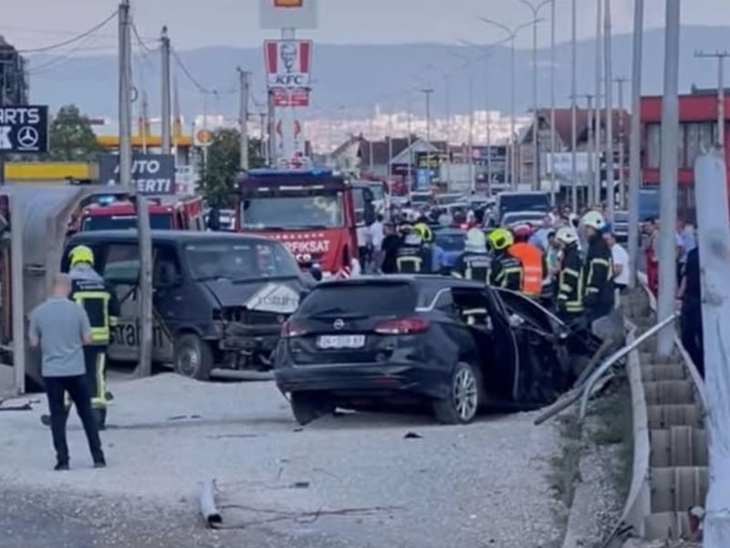 Kamioni doli nga rruga dhe goditi katër vetura në anën e kundërt – dy persona të lënduar rëndë – policia flet për aksidentin në Sllatinë