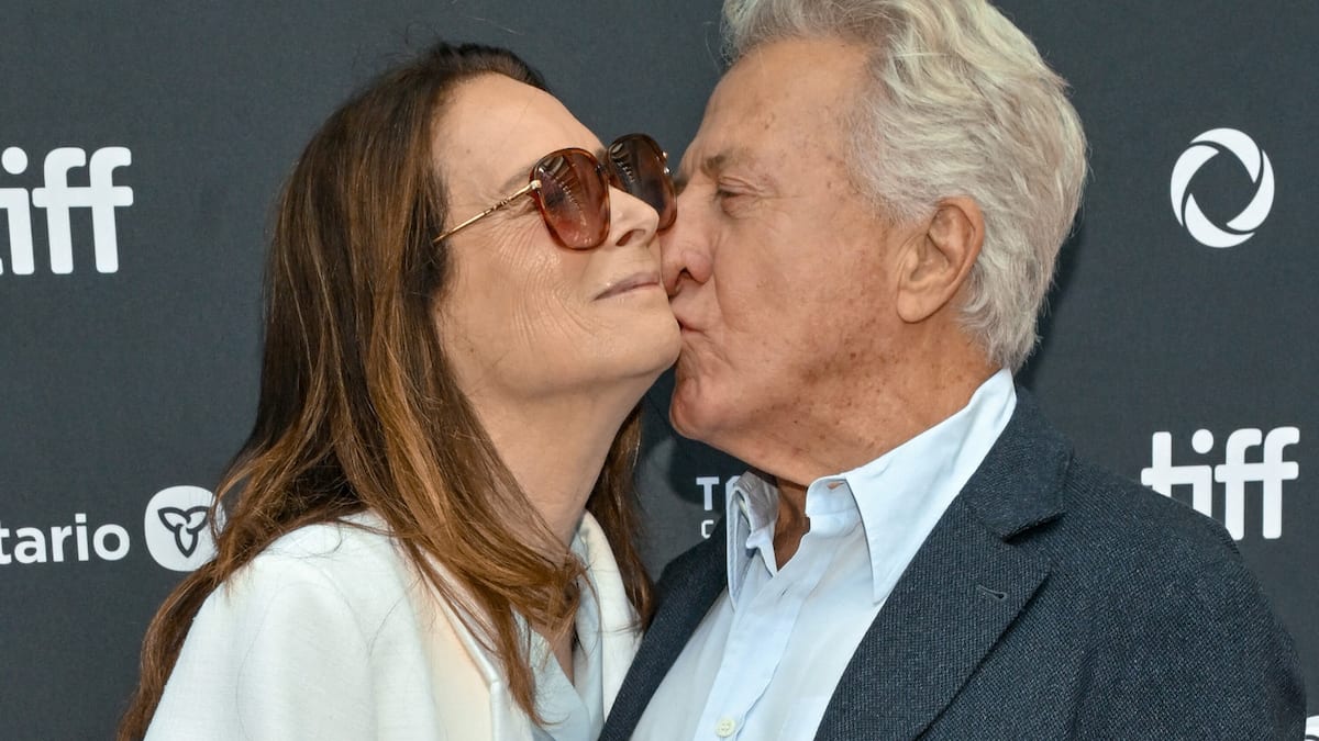 Dustin Hoffman: Puthje për gruan Lisa në tapetin e kuq