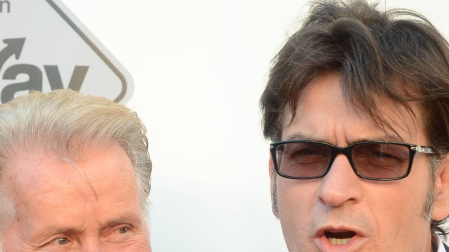 Charlie Sheen: Babai i tij dikur “e tradhtoi” atë