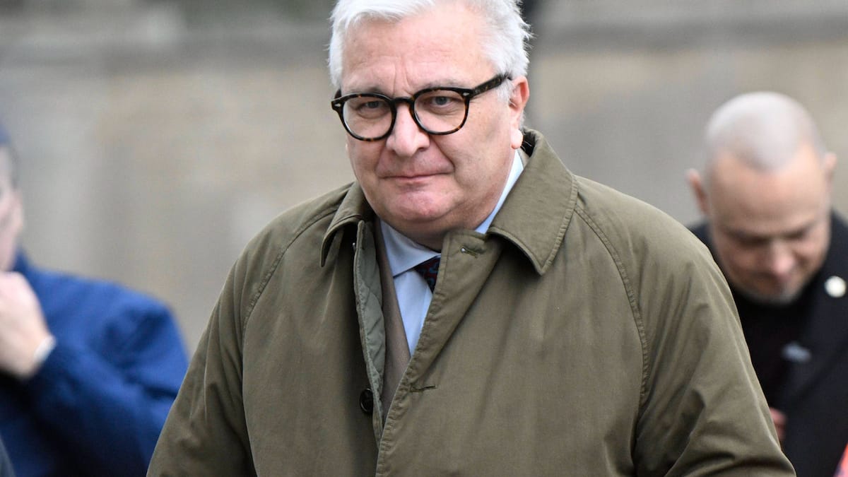 Princi Laurent i Belgjikës njeh atësinë e djalit të rritur